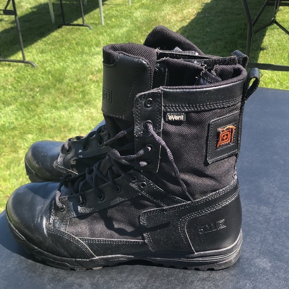 Black boots - Picture 3 of 5